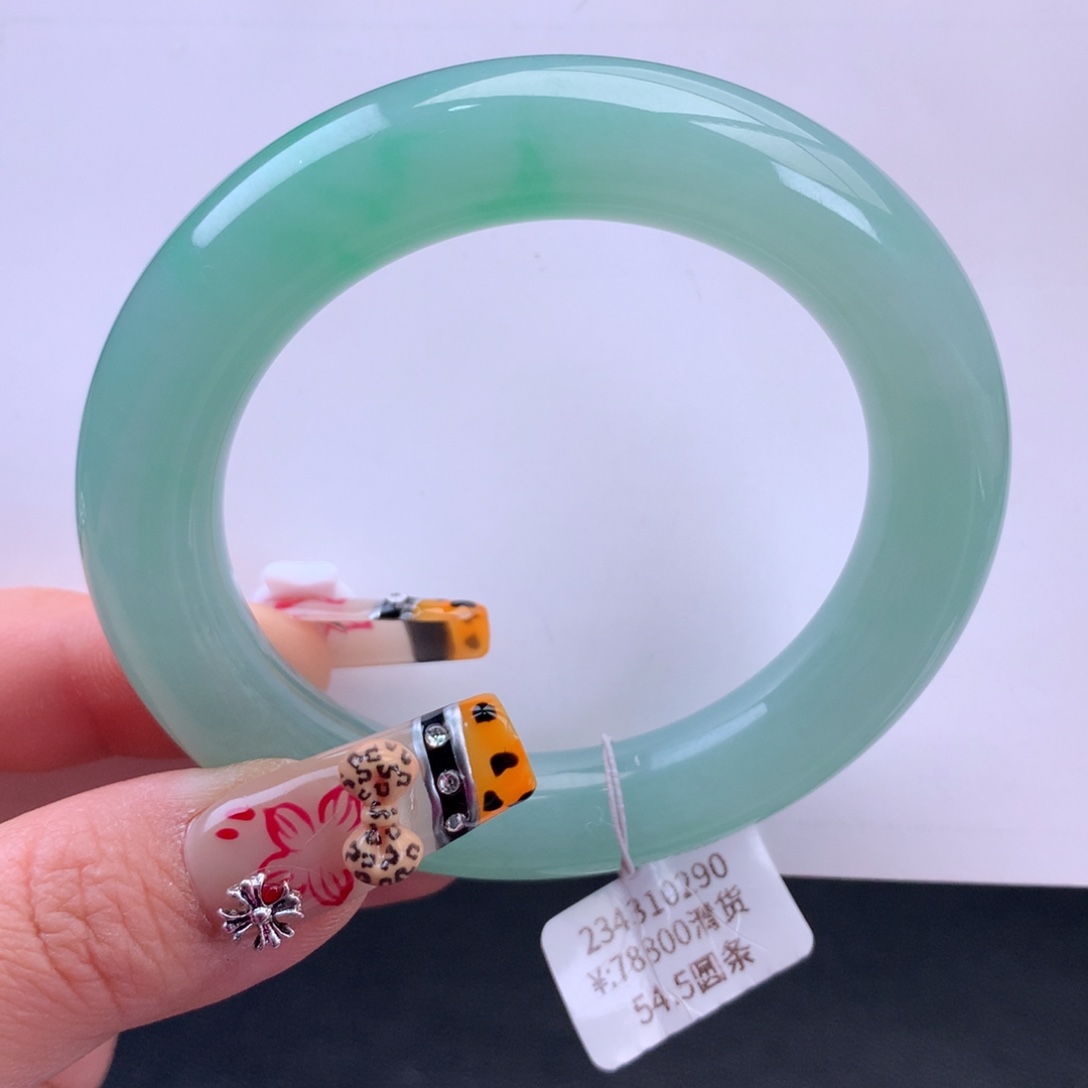 翡翠手镯未镶嵌满绿圆条手镯