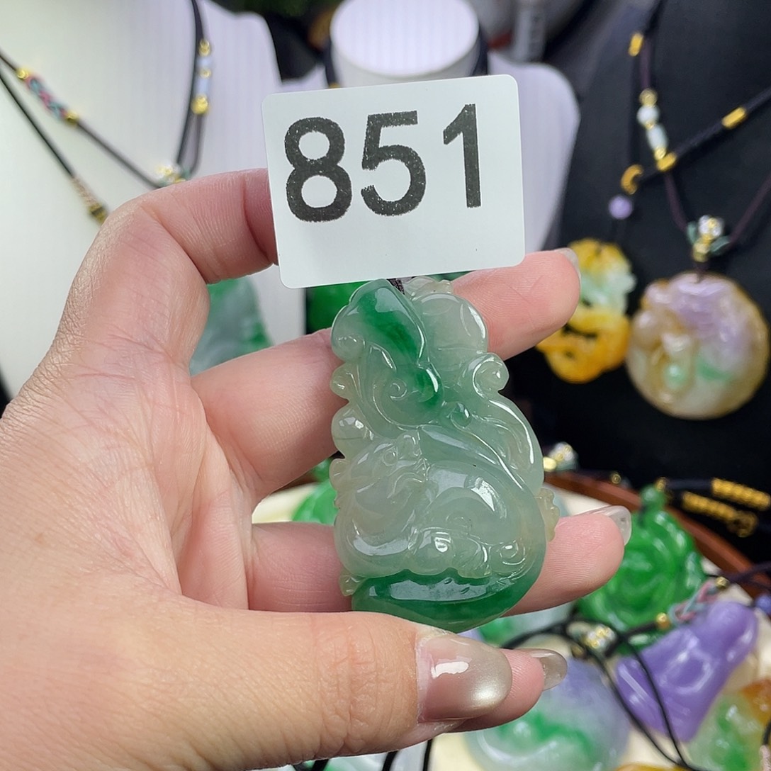 翡翠未镶嵌吊坠(赠链)