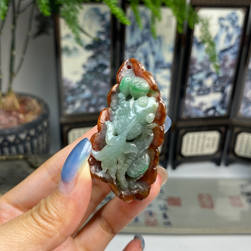 毛货 红加绿三彩俏色随形鱼戏荷花挂件 天然翡翠A货  