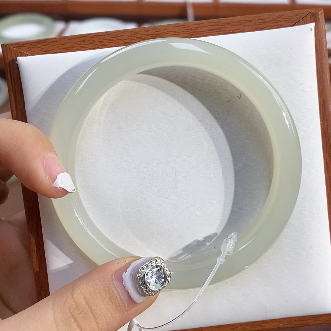 和田玉手镯未镶嵌婷