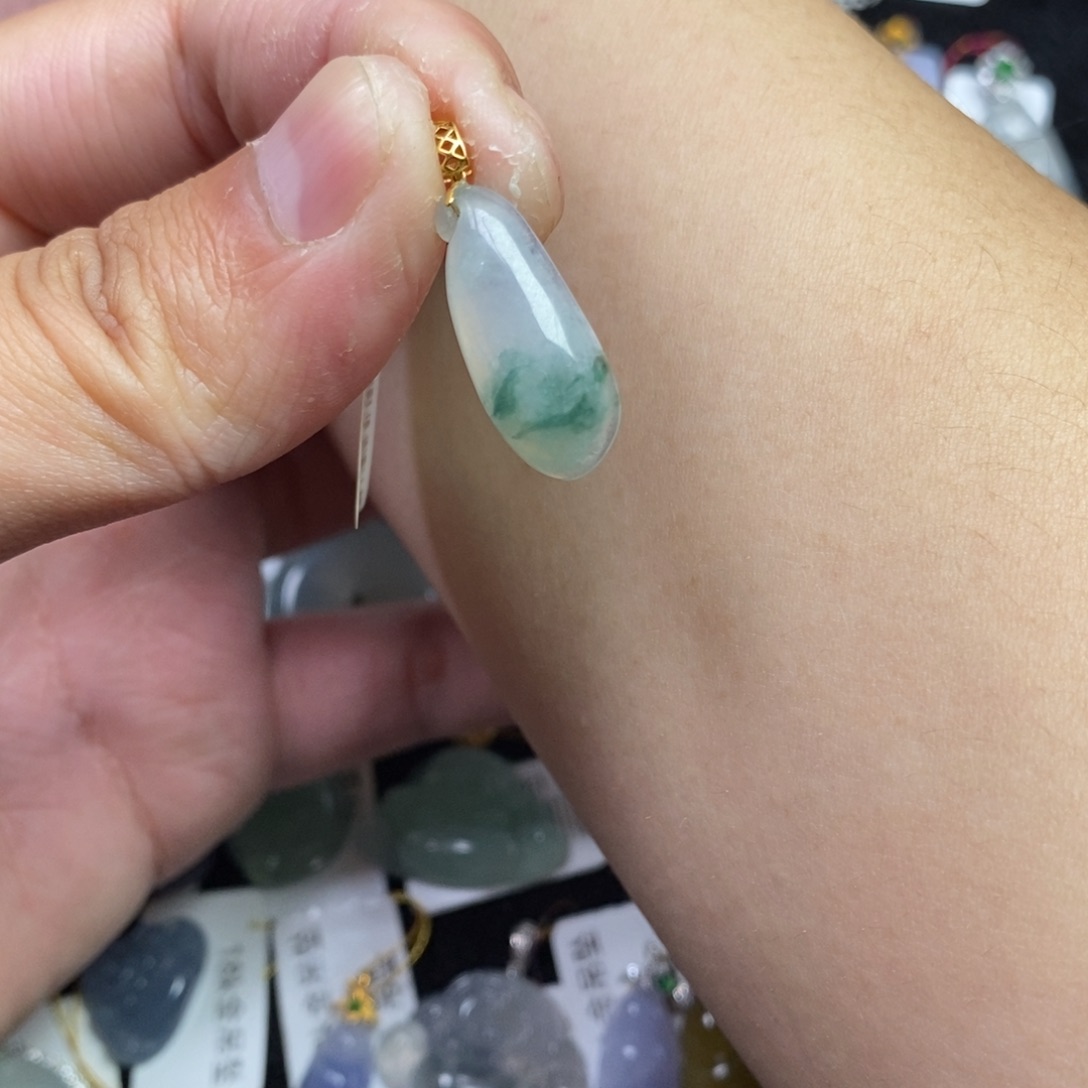 翡翠18K金镶嵌颈饰福瓜