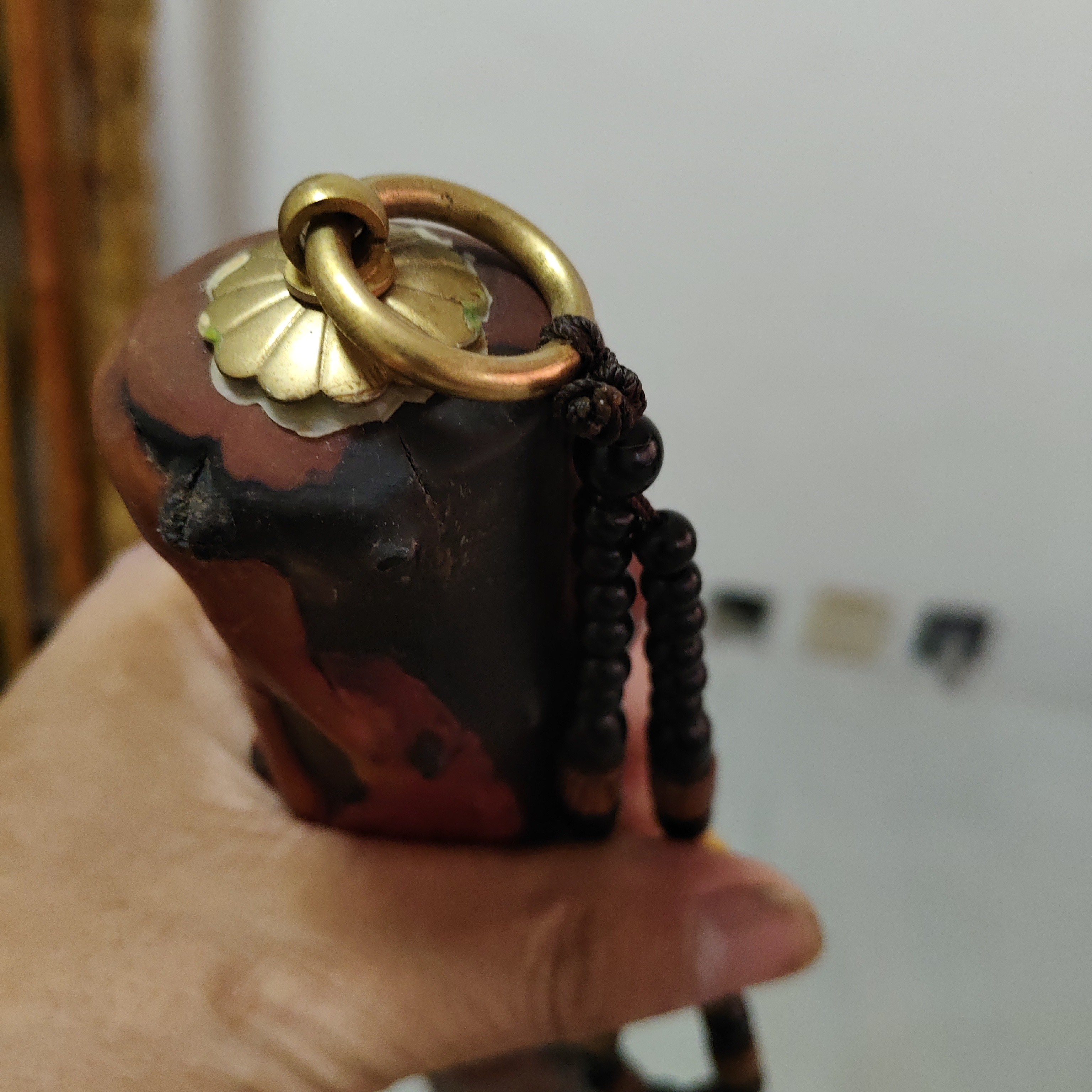 檬子木阴阳双色短棍，黑的已碳化，木质坚硬，品相完美。