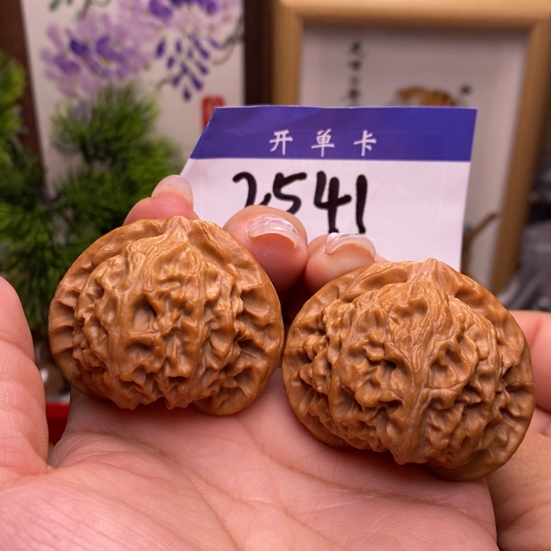 文玩核桃吊坠宫灯。边。44。磕尖。丹