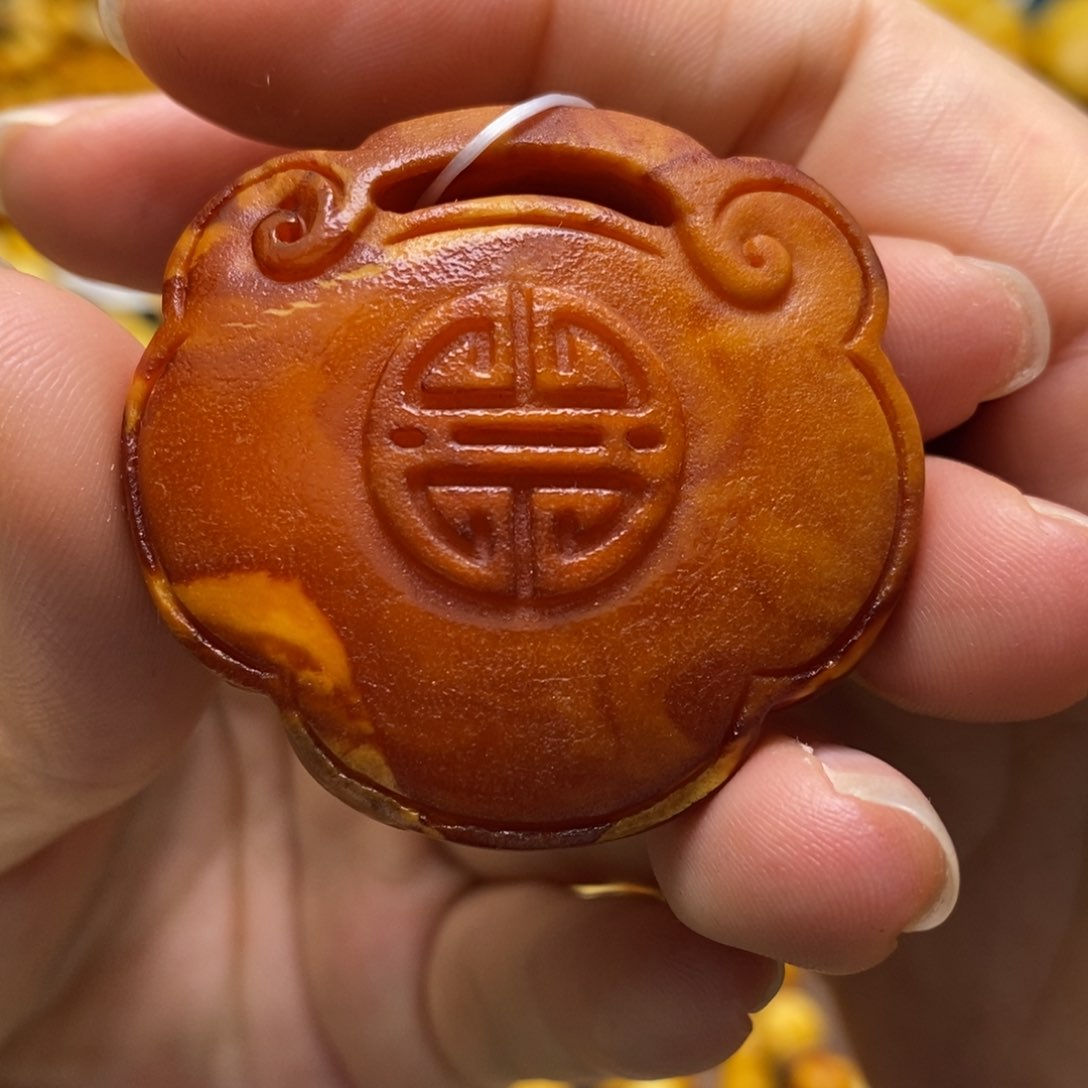 琥珀颈饰未镶嵌如意