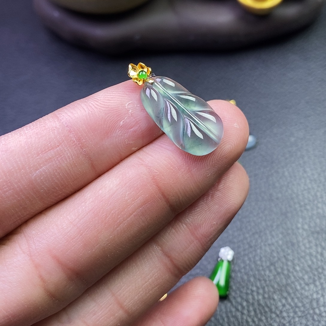 颈饰18K金镶嵌翡翠