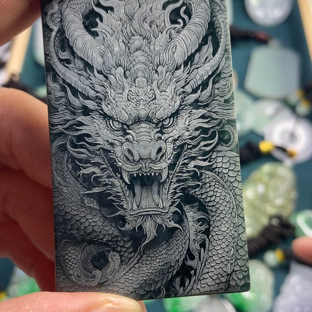 翡翠未镶嵌颈饰龙牌