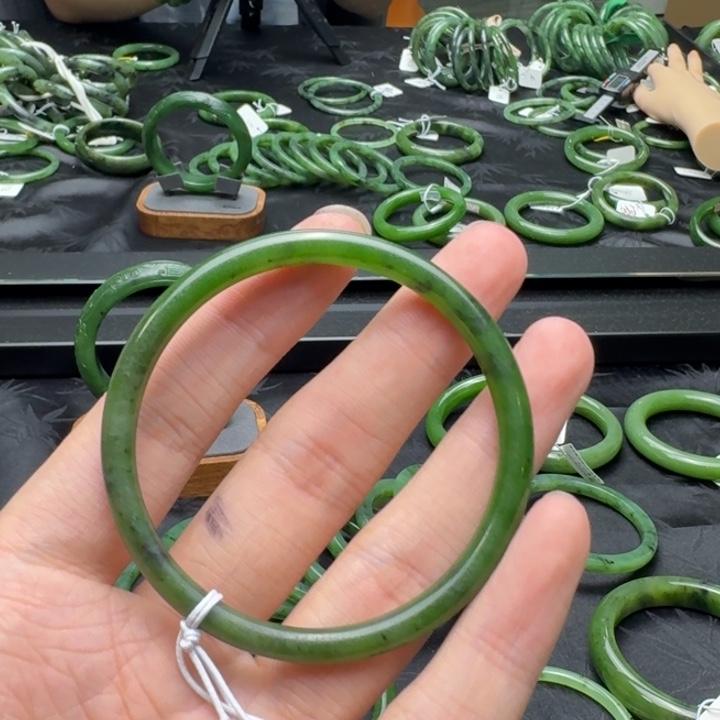 和田玉手镯未镶嵌红***子