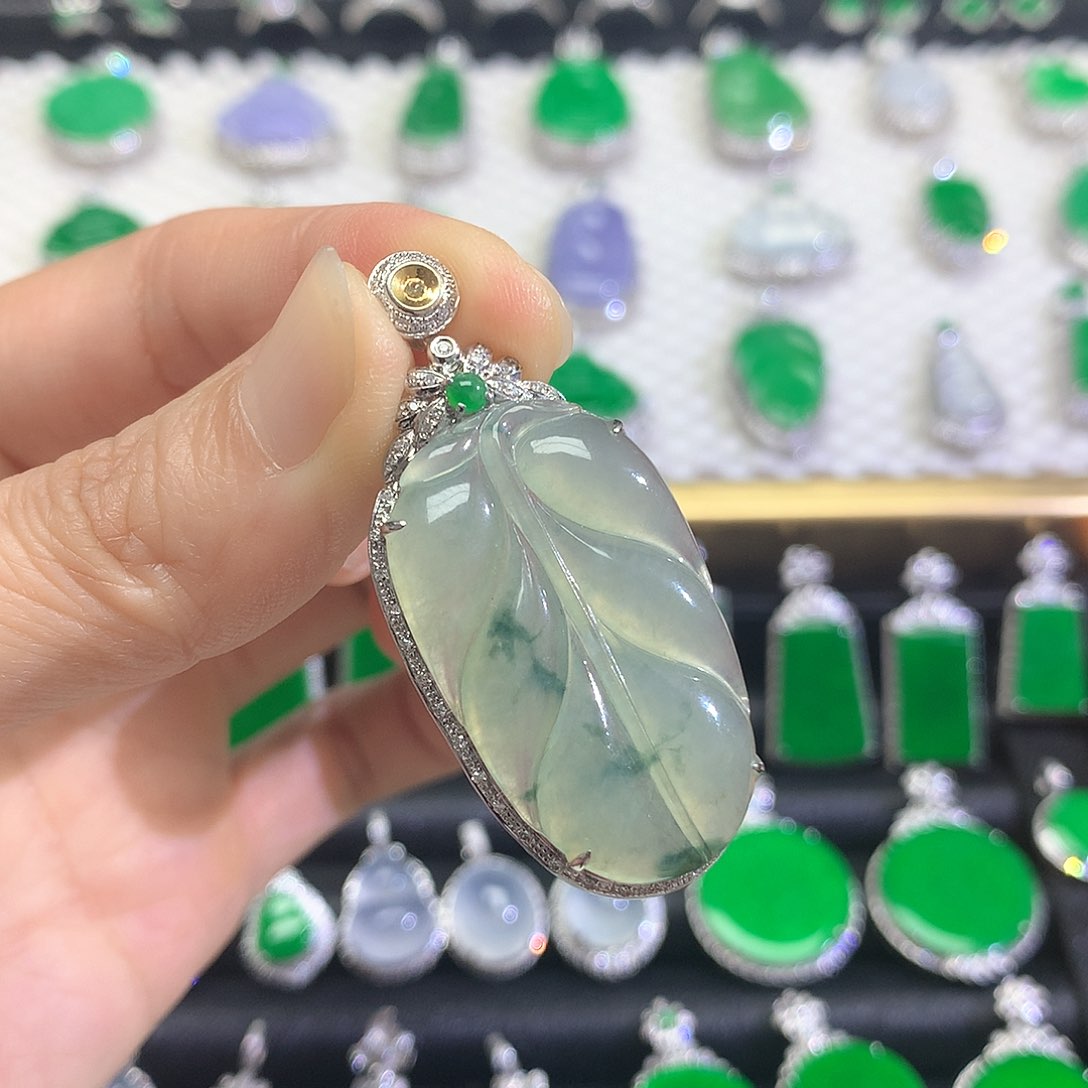 颈饰18K金镶嵌翡翠吊坠