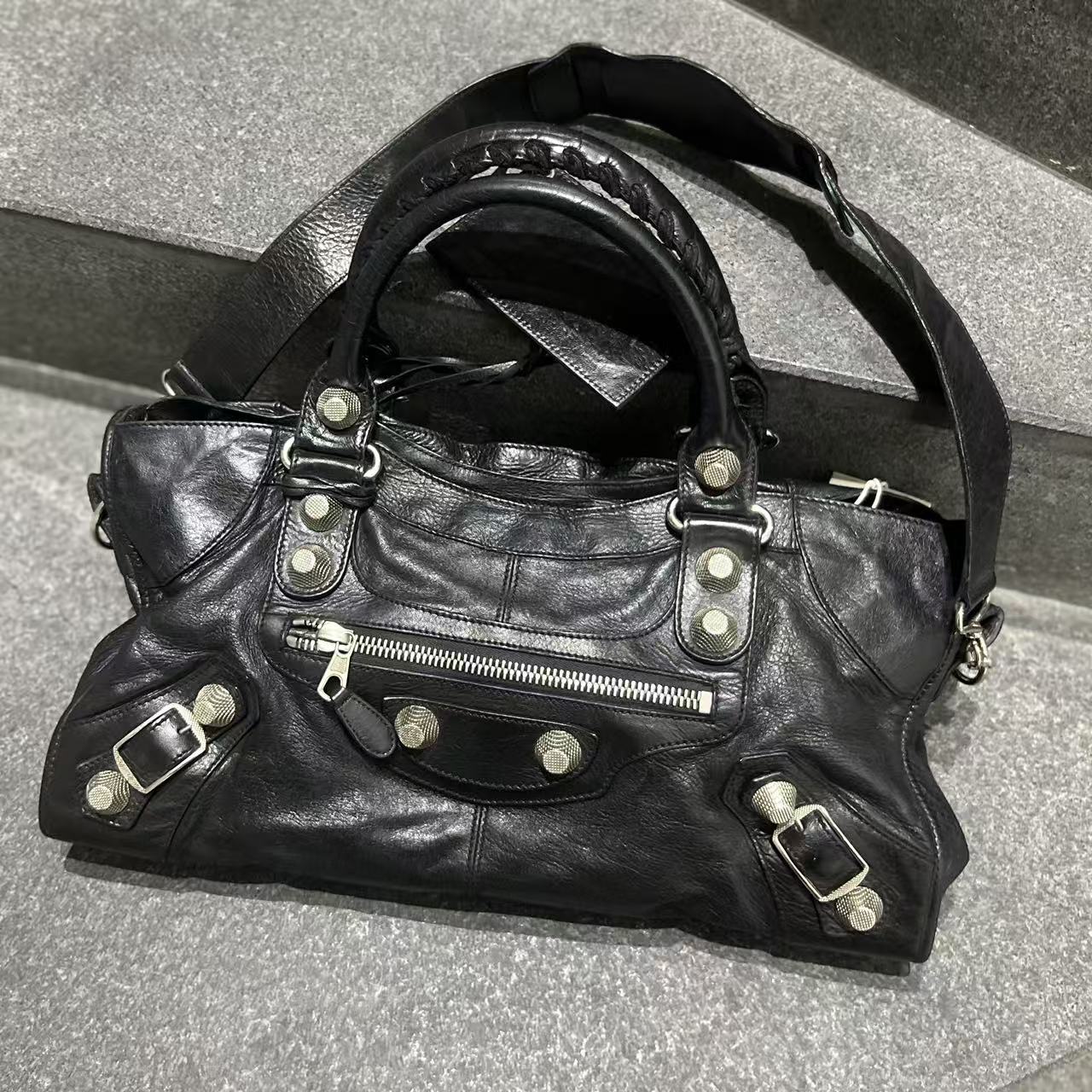 95新 Balenciaga/巴黎世家 黑色机车铆钉单肩包A1555