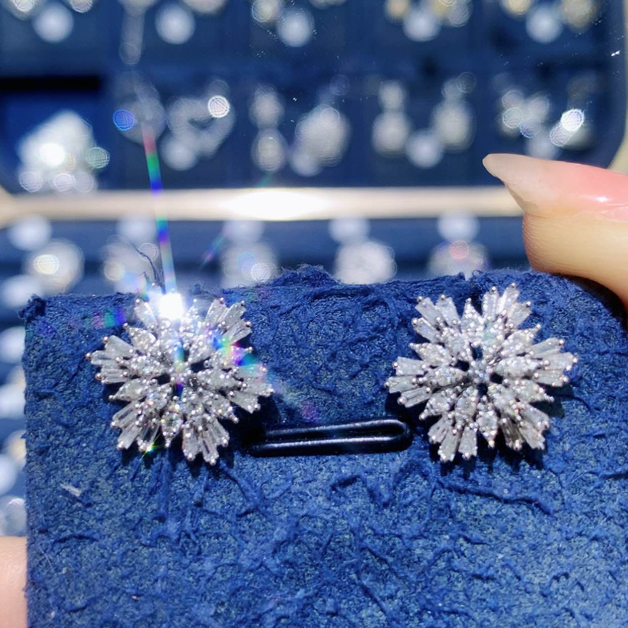 【闪购商品】钻石耳饰18K金镶嵌耳钉