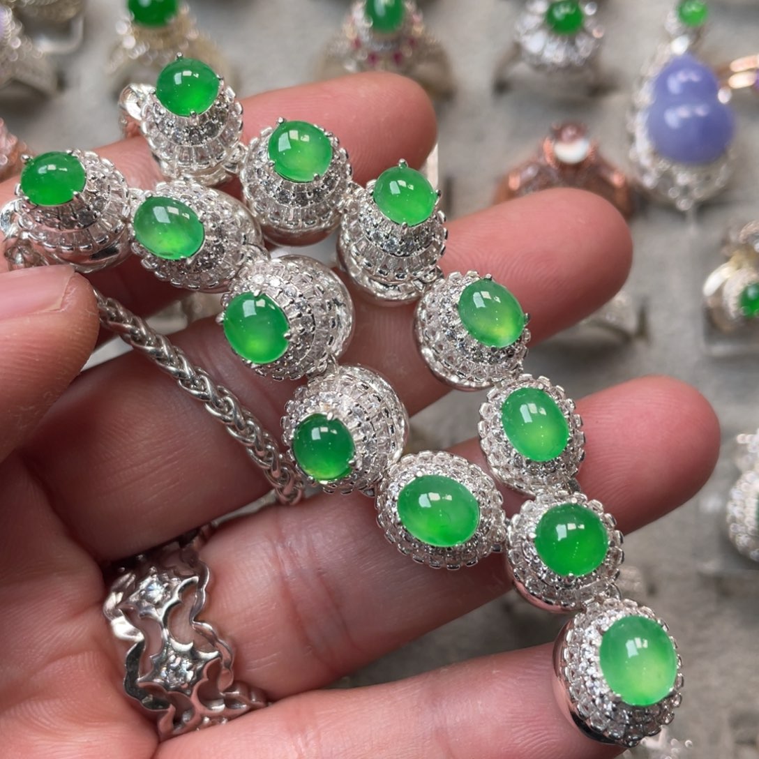 翡翠裸石木那绿套链铜托