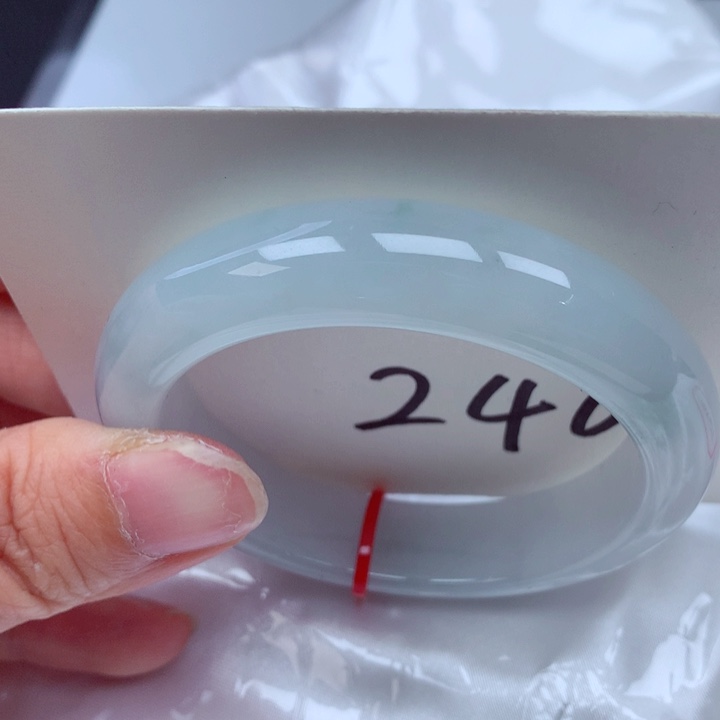 翡翠手镯未镶嵌翡翠