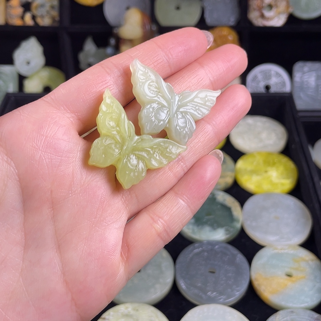 岫玉未镶嵌颈饰吊坠