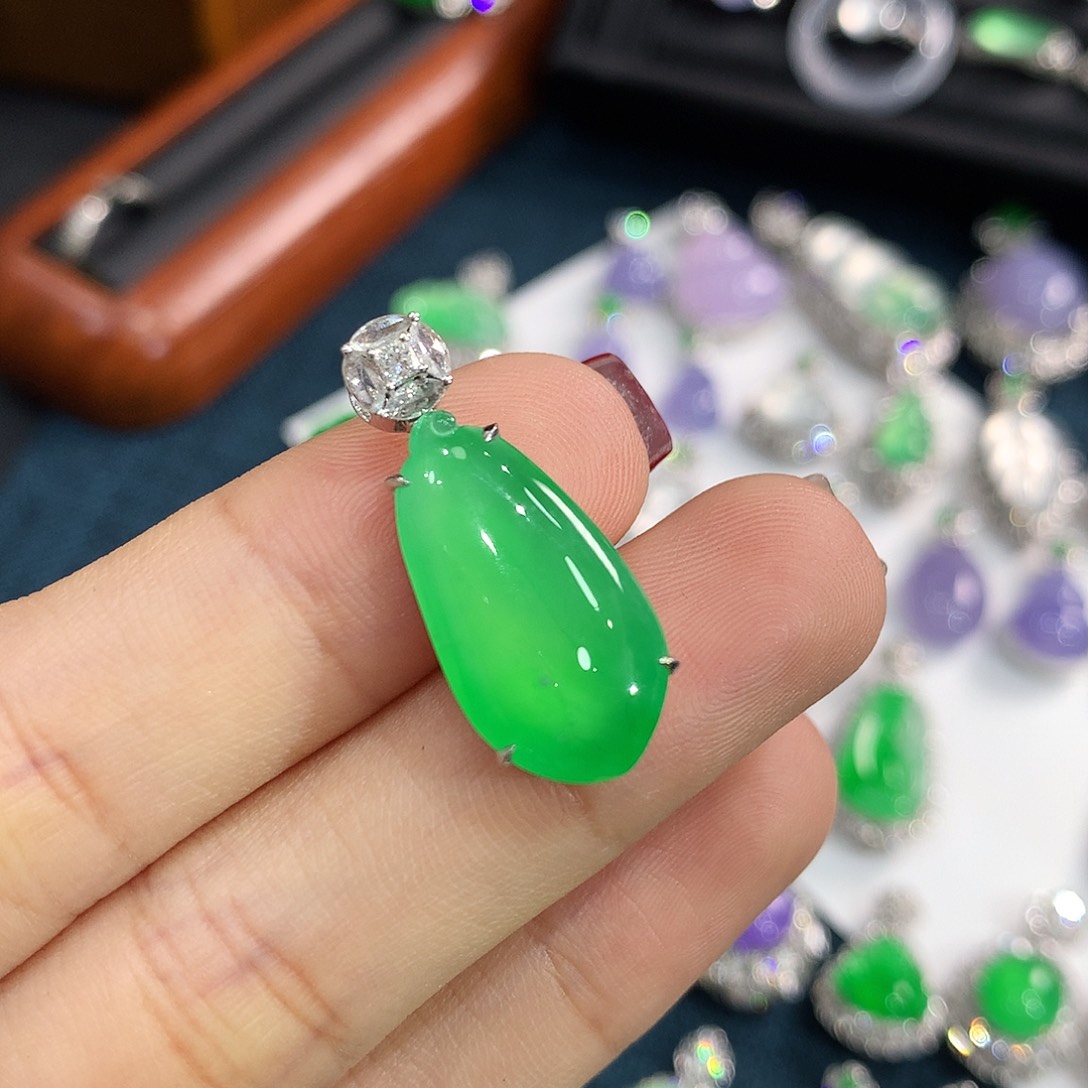 翡翠18K金镶嵌颈饰