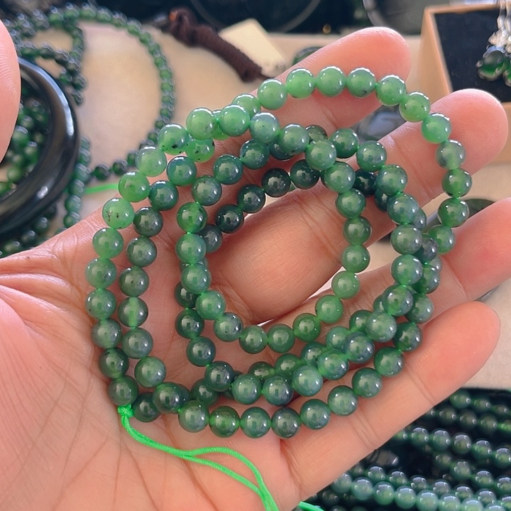 云***装蛇纹石玉未镶嵌颈饰