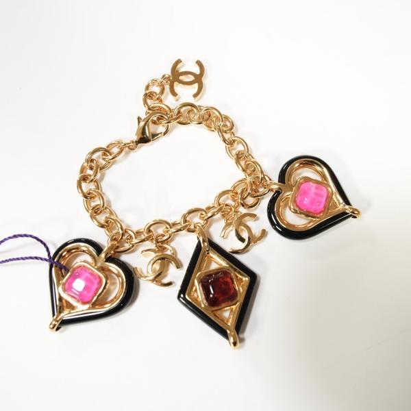 Chanel 亚克力爱心吊坠手链