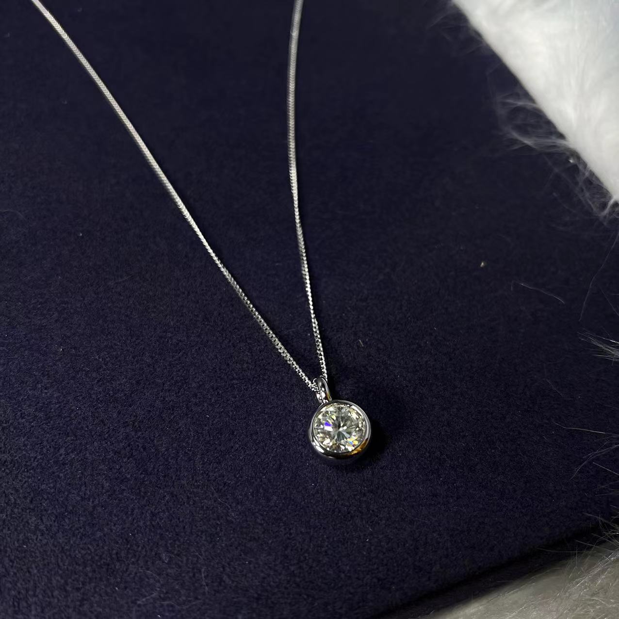 【不梵婚戒】带包装白色泡泡3克拉天花板满天星吊坠.S