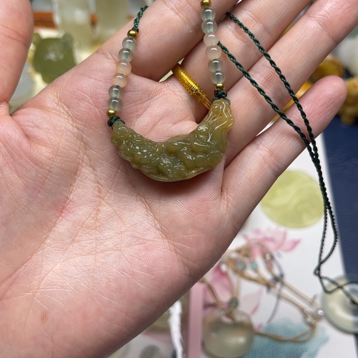 未镶嵌蛇纹石玉颈饰
