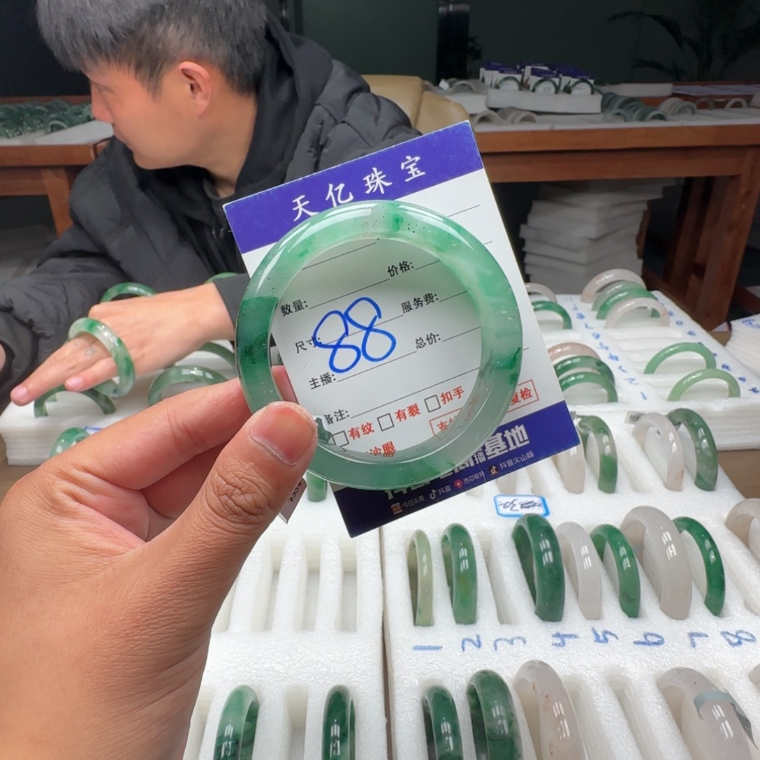 石英质玉（非洲翠）未镶嵌手镯56
