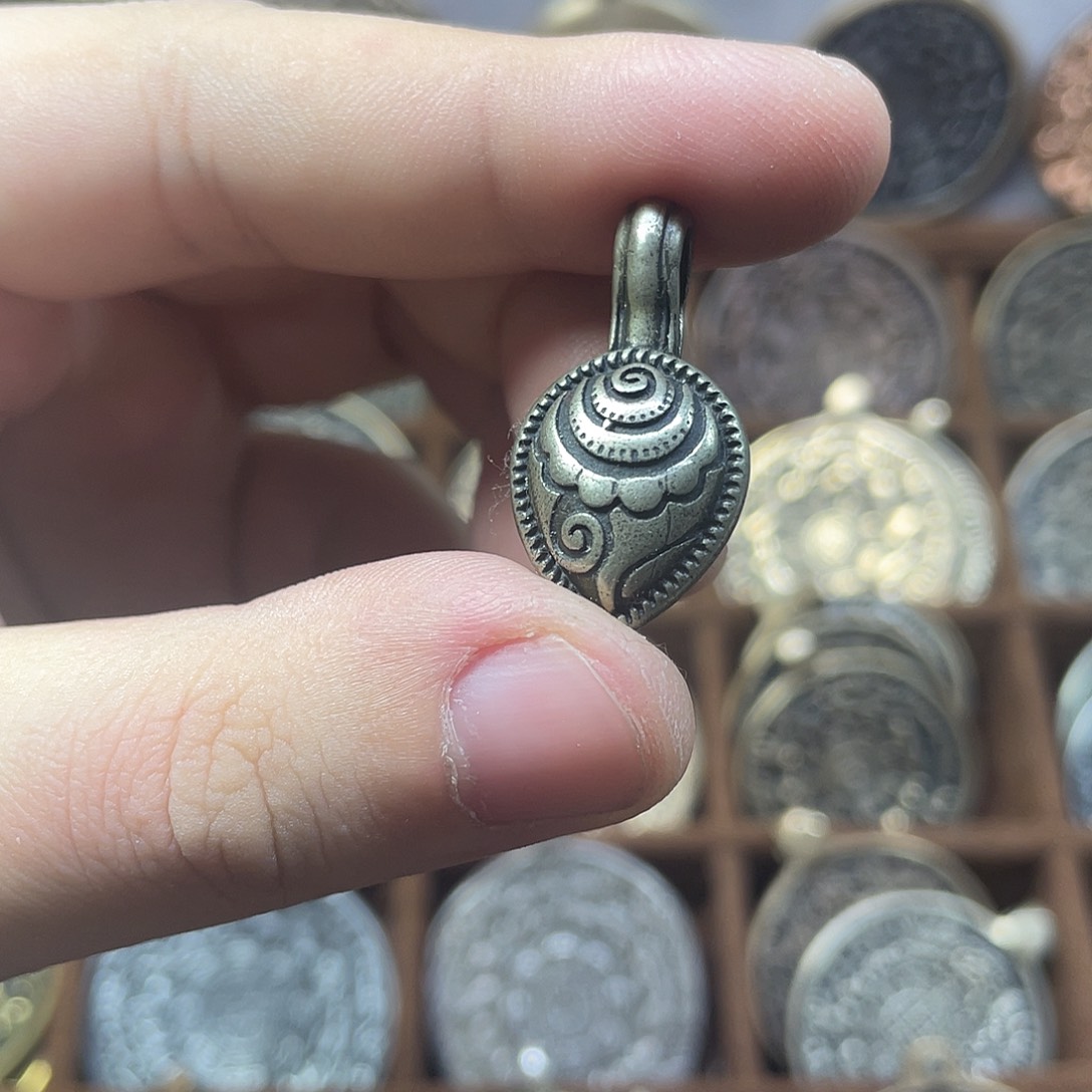 白铜法螺卡子一个