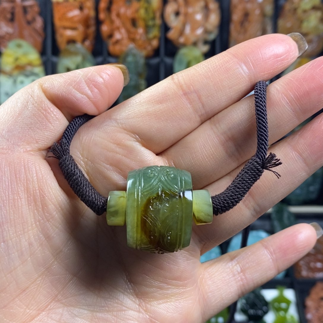 蛇纹石玉颈饰合金