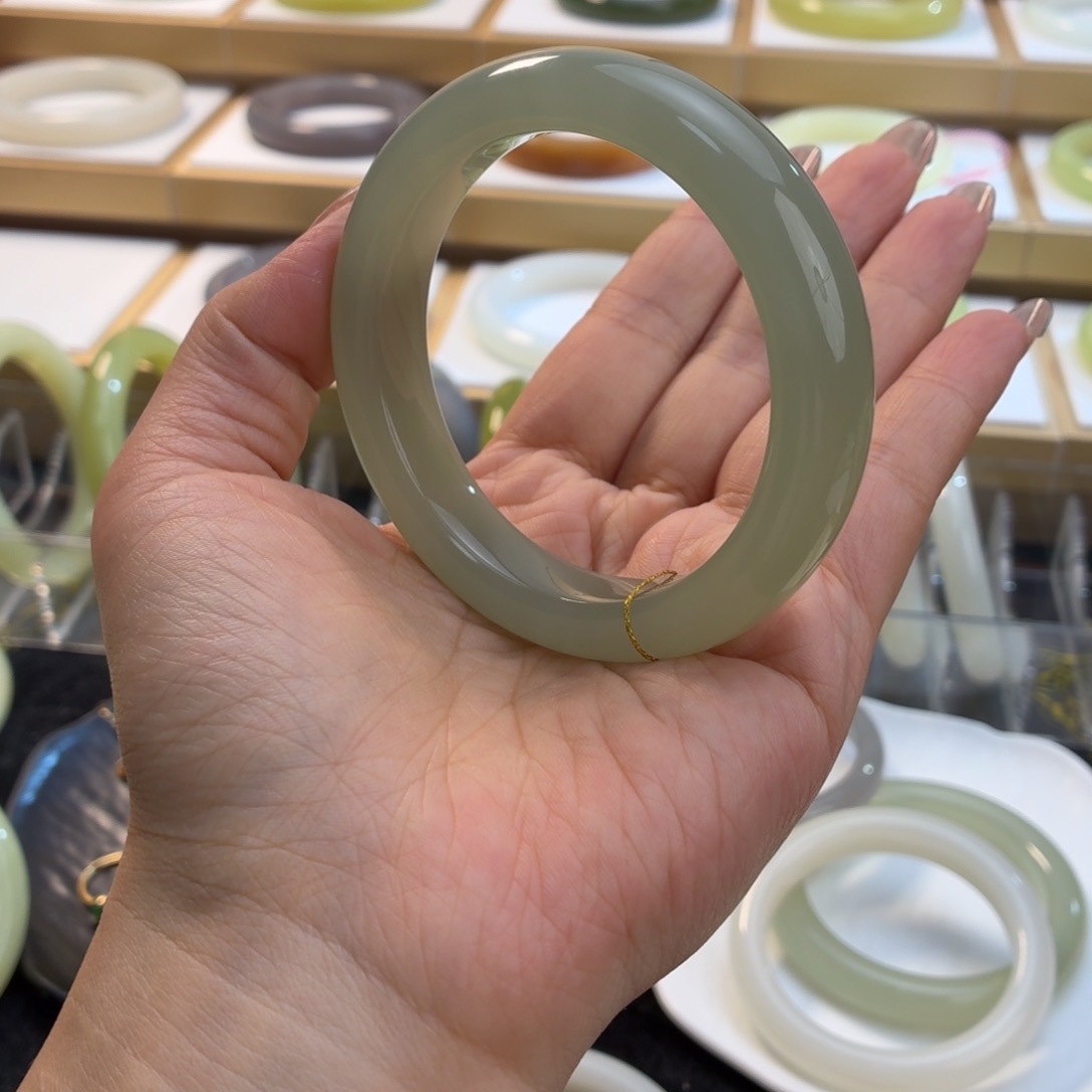 C***和田玉未镶嵌手镯