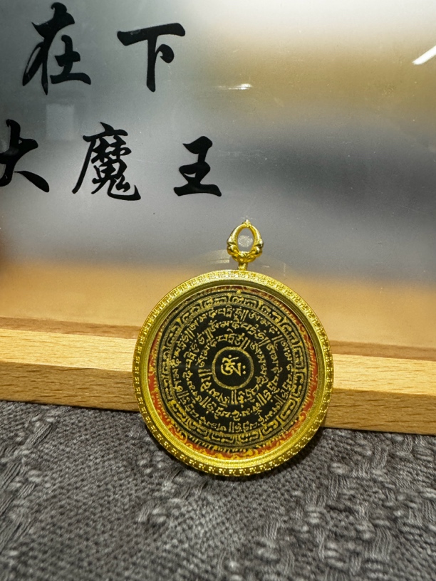 钛钢吊坠 六字箴言圆款吊坠