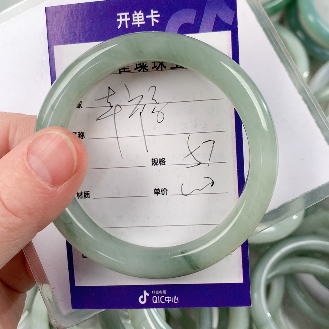 石英质玉手镯未镶嵌幸****?