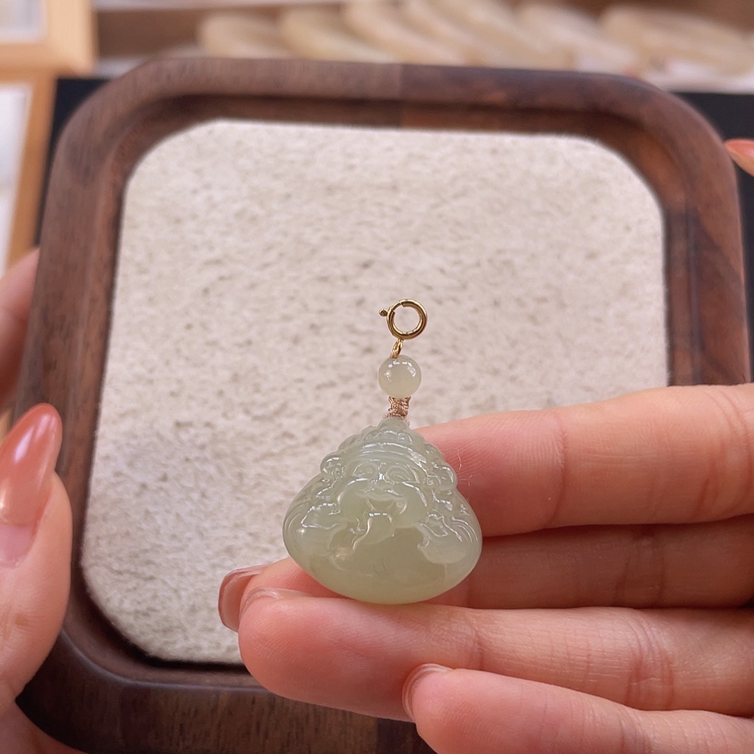 和田玉吊坠(不含链)18K金镶嵌双*?