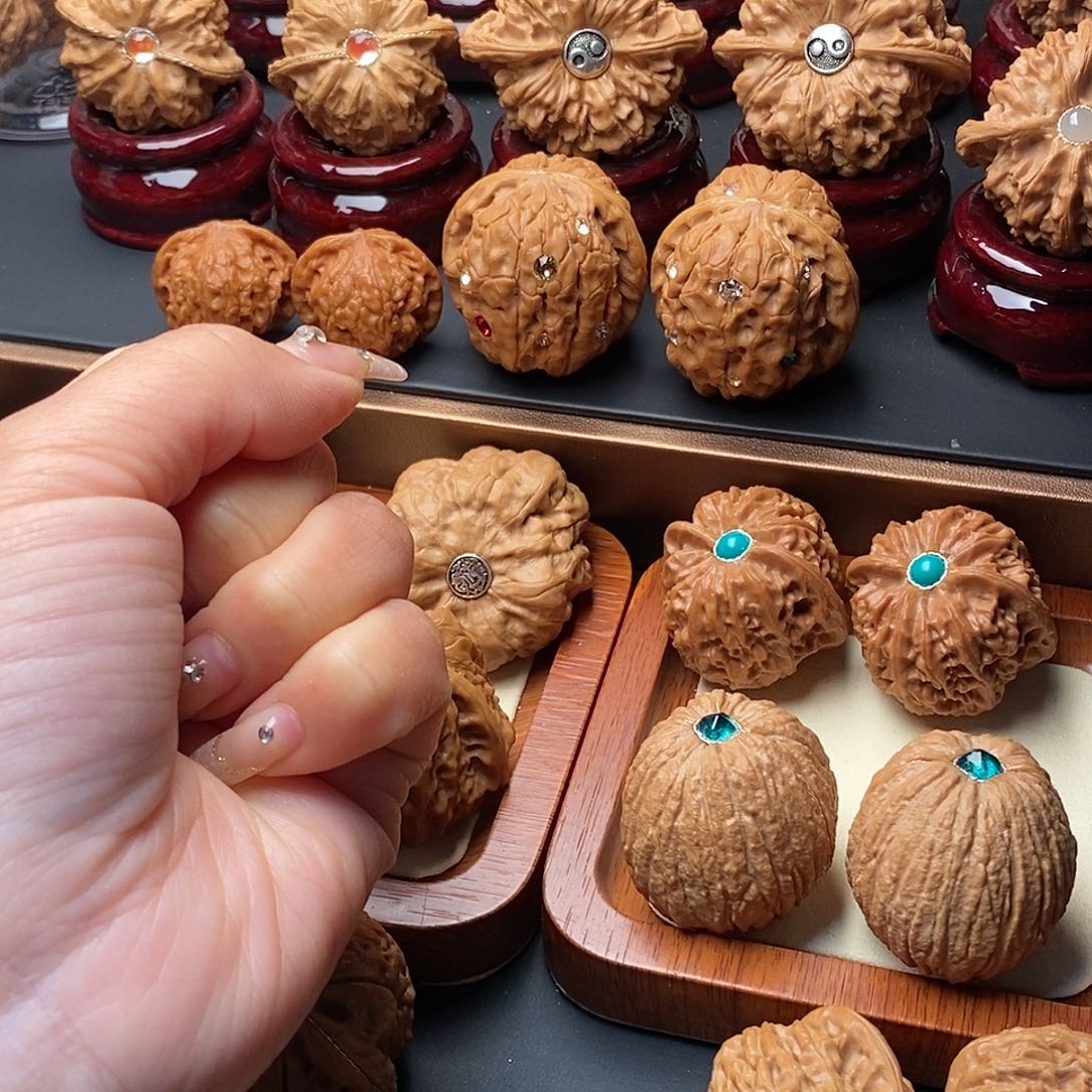 文玩核桃吊坠猴头元宝