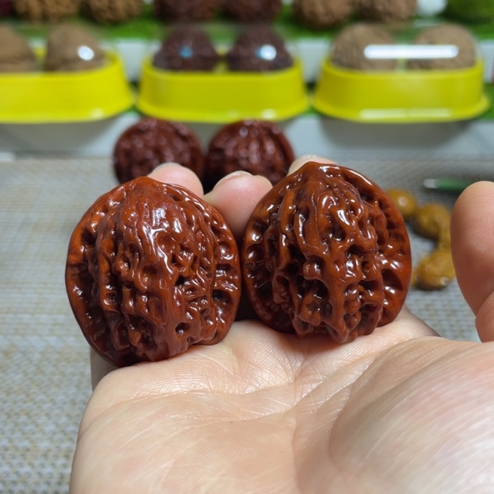 桃核把件野狼。   