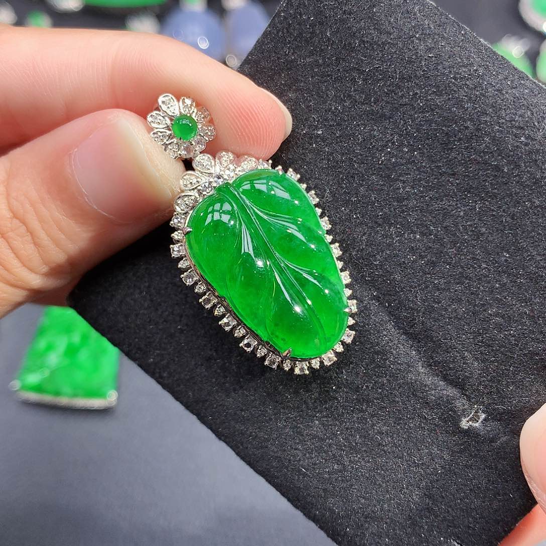 颈饰18K金镶嵌翡翠