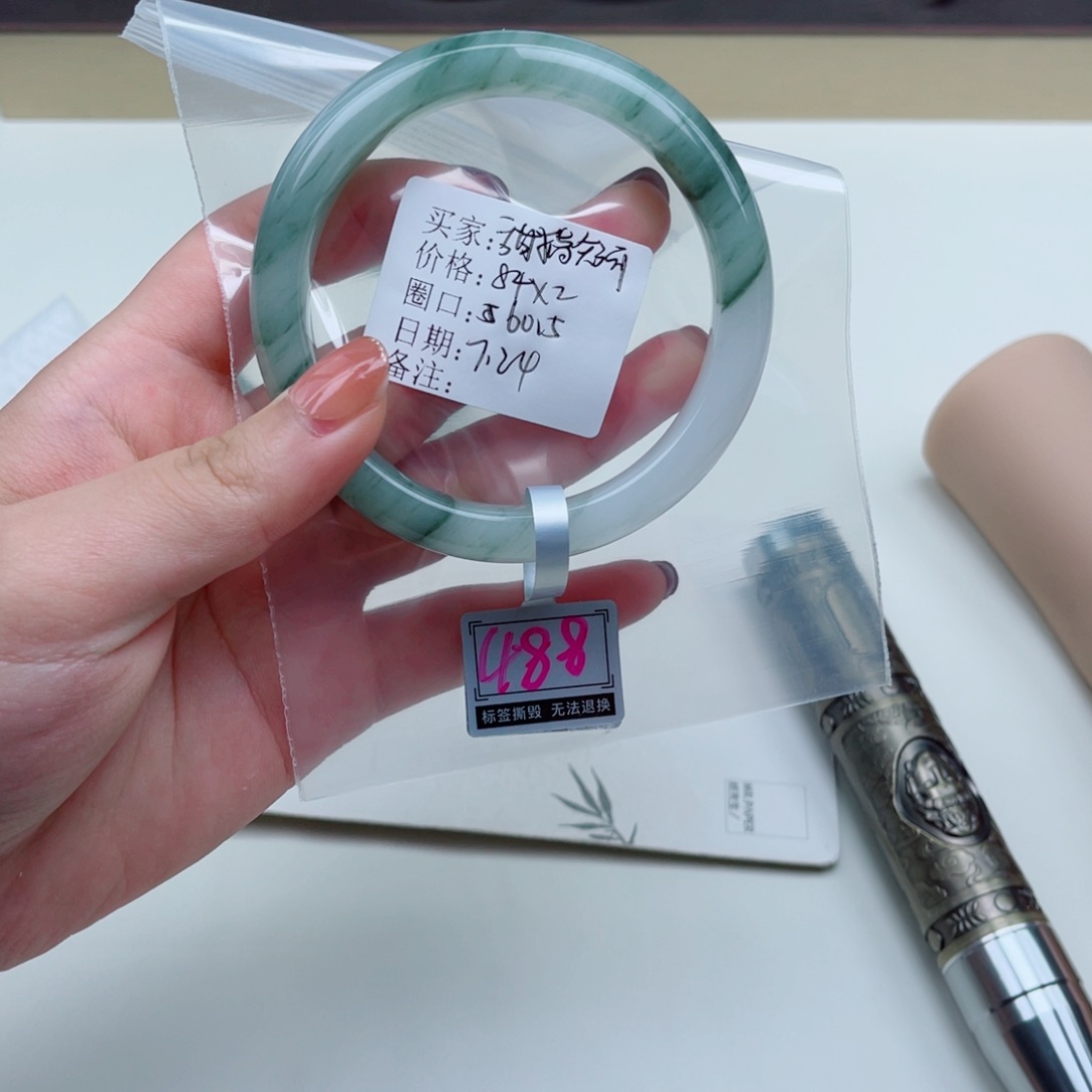 甜***剧石英质玉手镯未镶嵌