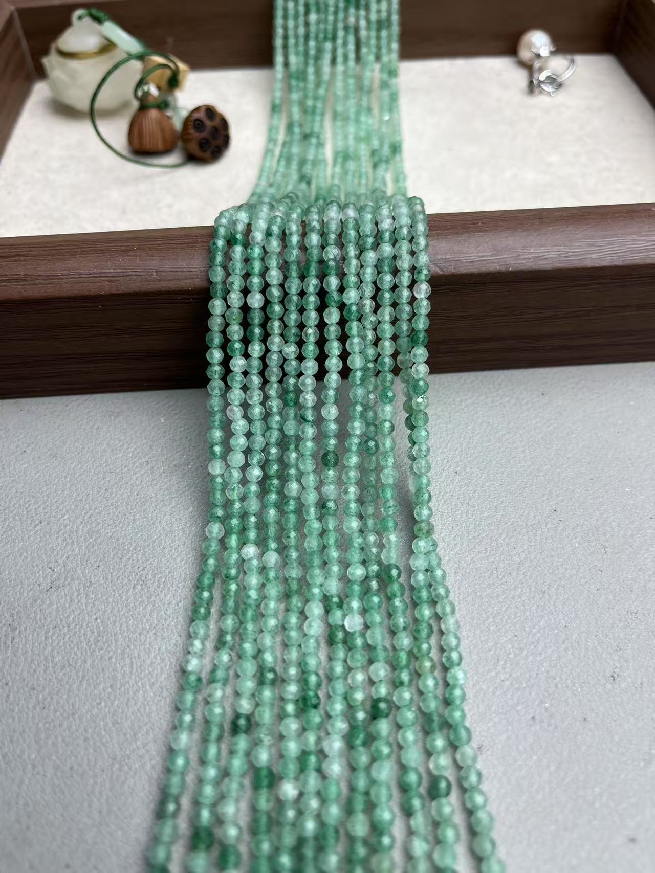 天然绿草莓晶切面散珠半成品可DIY做戒指做锁骨链当配珠配件饰品