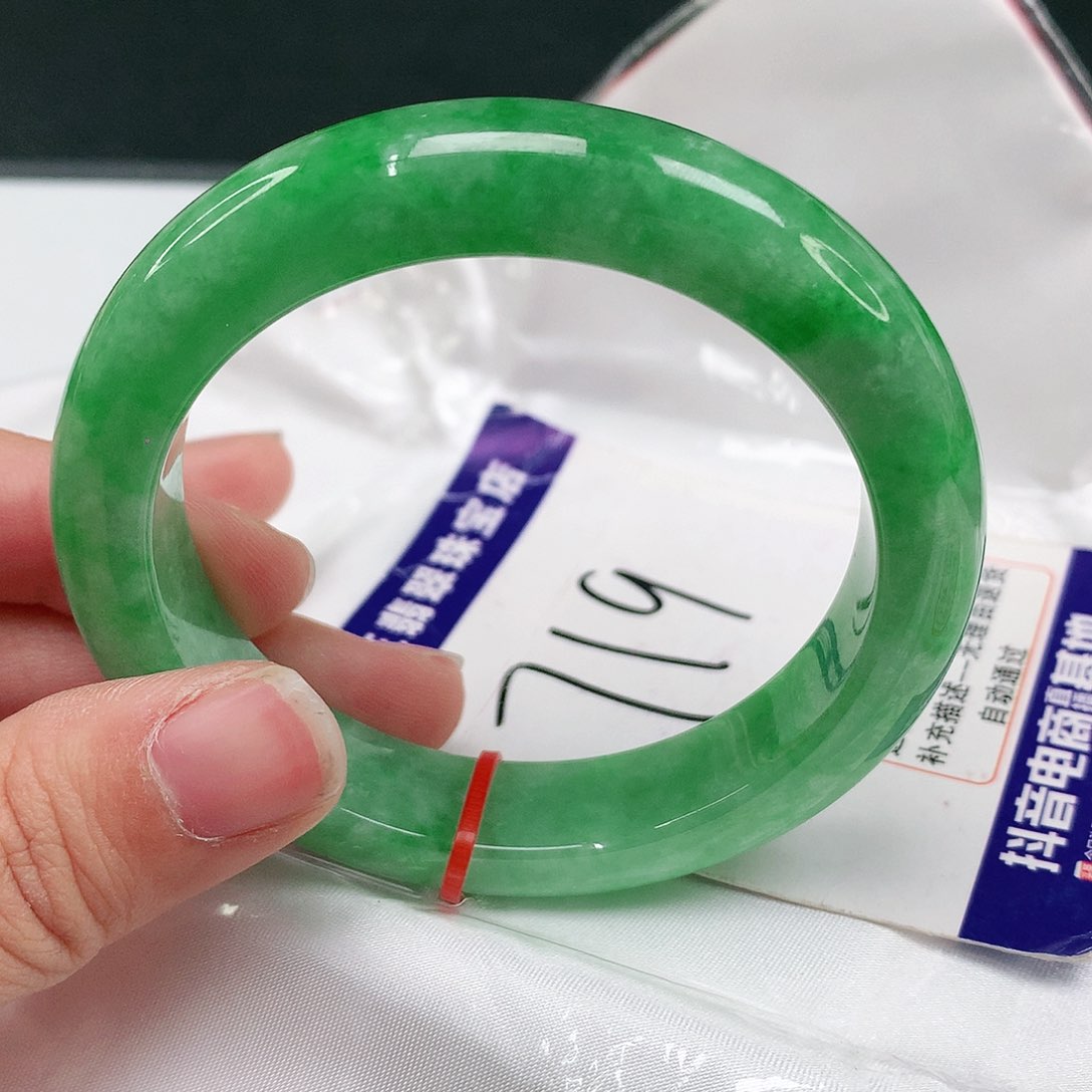 翡翠手镯未镶嵌翡翠