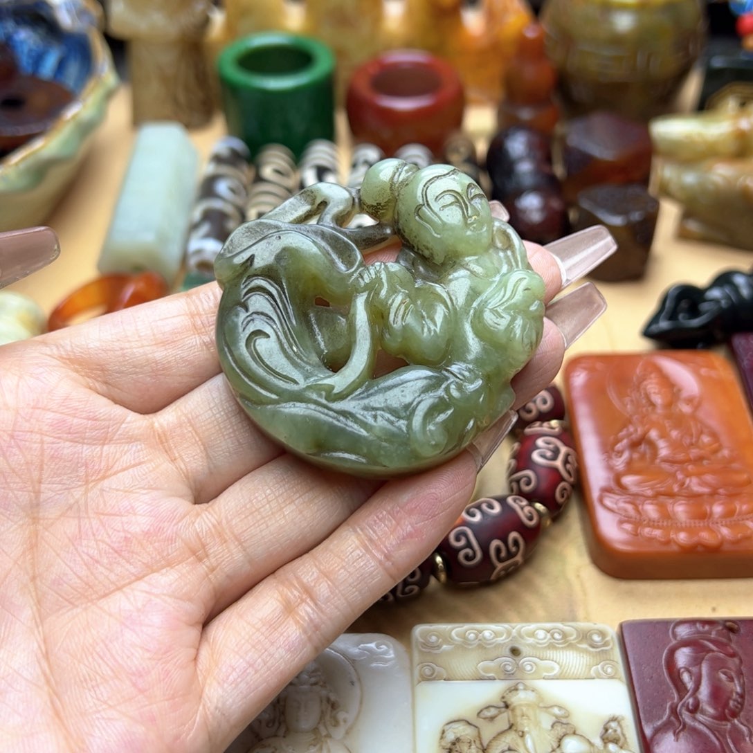 蛇纹石玉未镶嵌颈饰