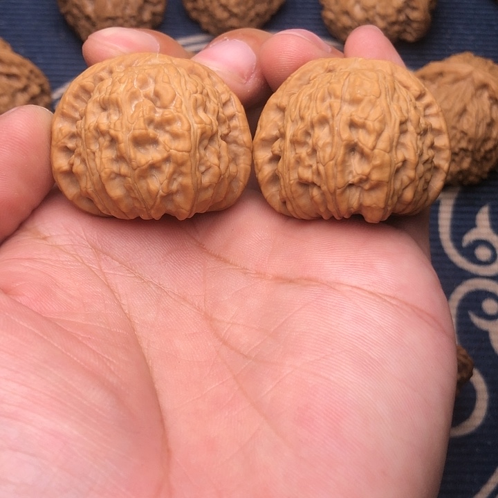 文玩核桃吊坠白狮子