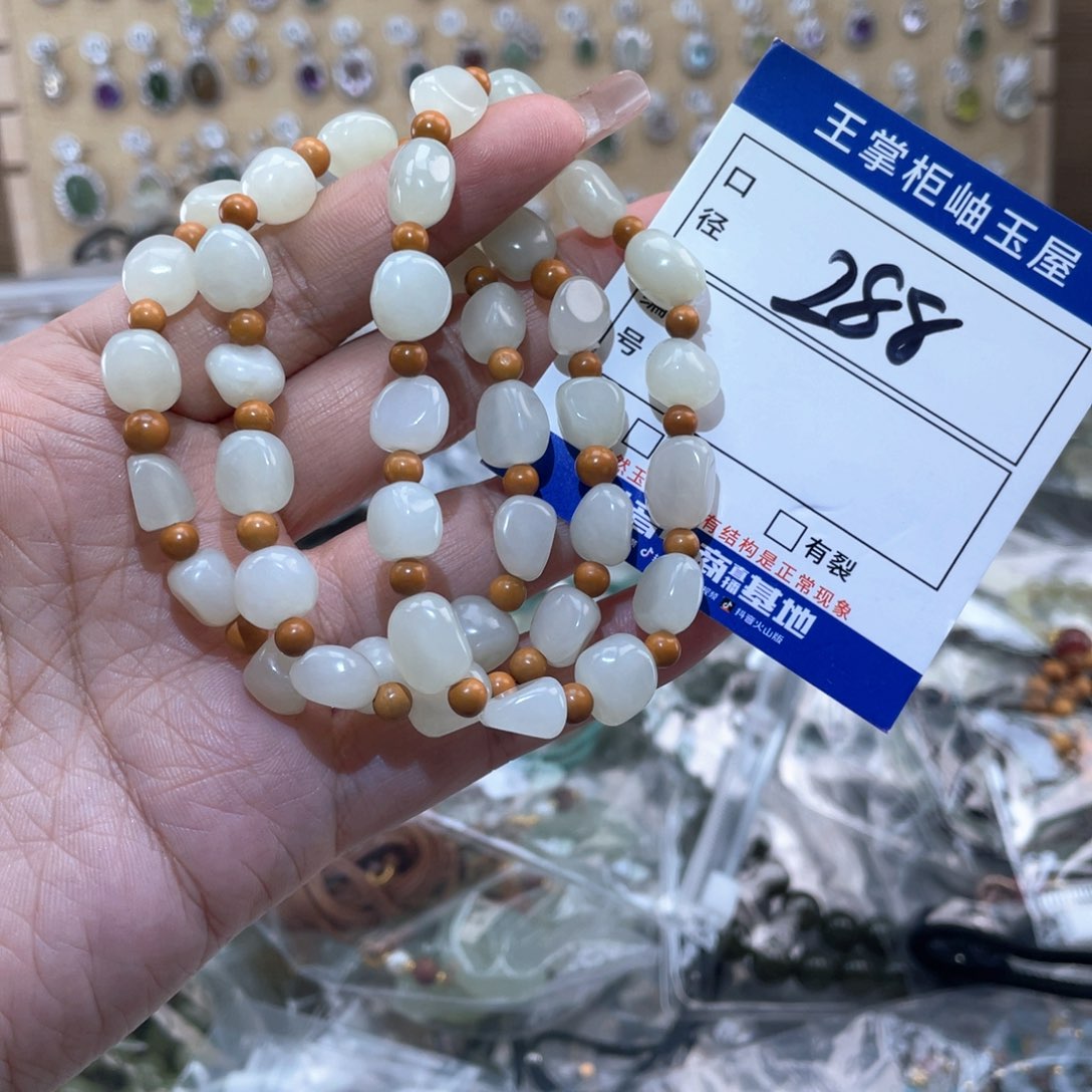 和田玉未镶嵌颈饰多样性，发一件