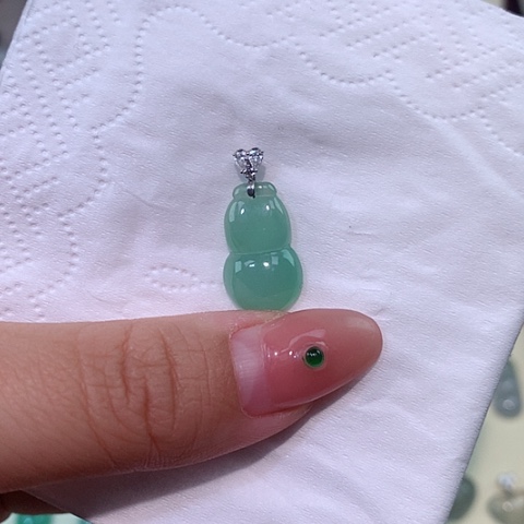 颈饰18K金镶嵌翡翠葫芦
