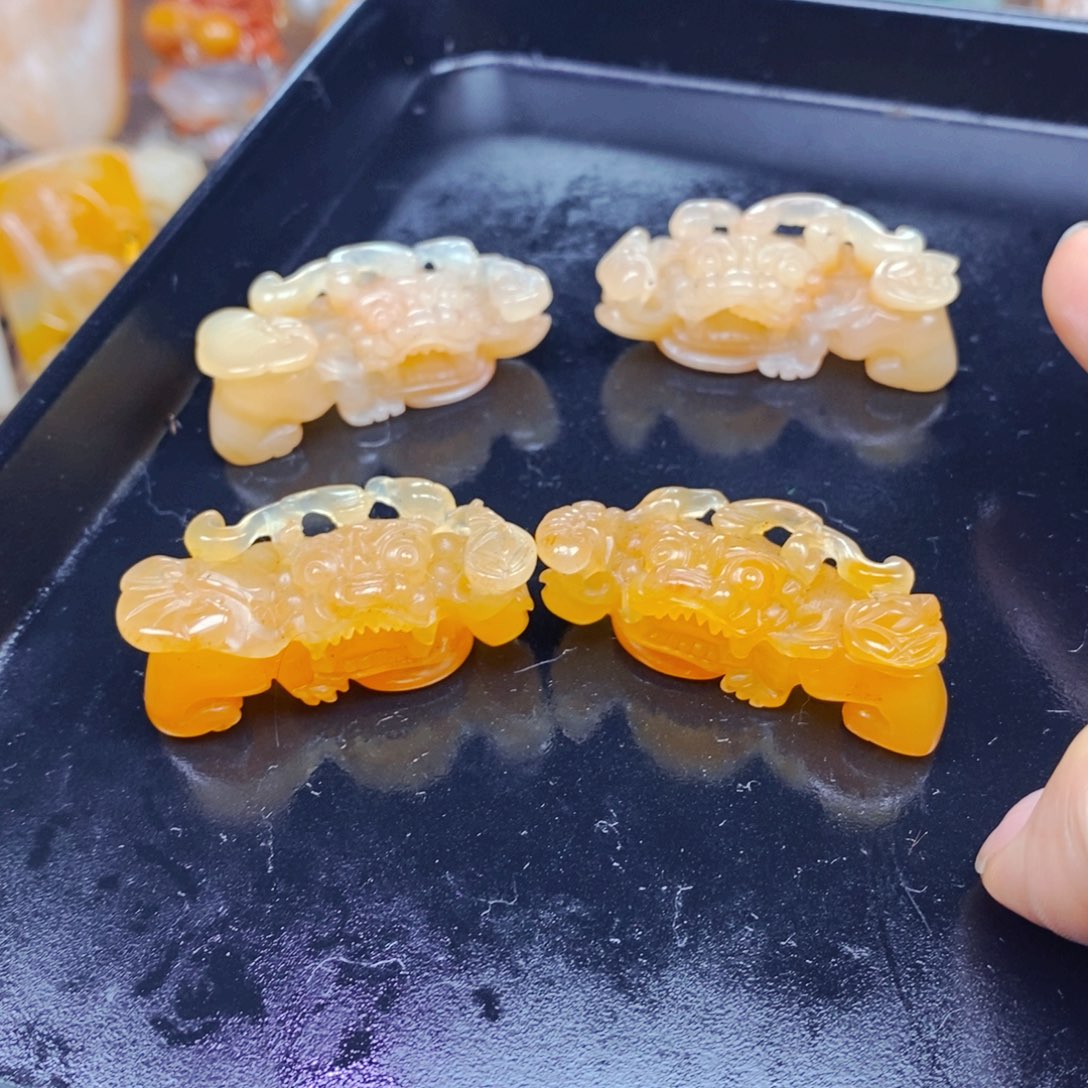 石英质玉（黄龙玉）足铂镶嵌颈饰