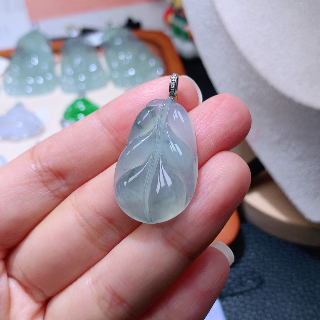 颈饰18K金镶嵌翡翠叶子