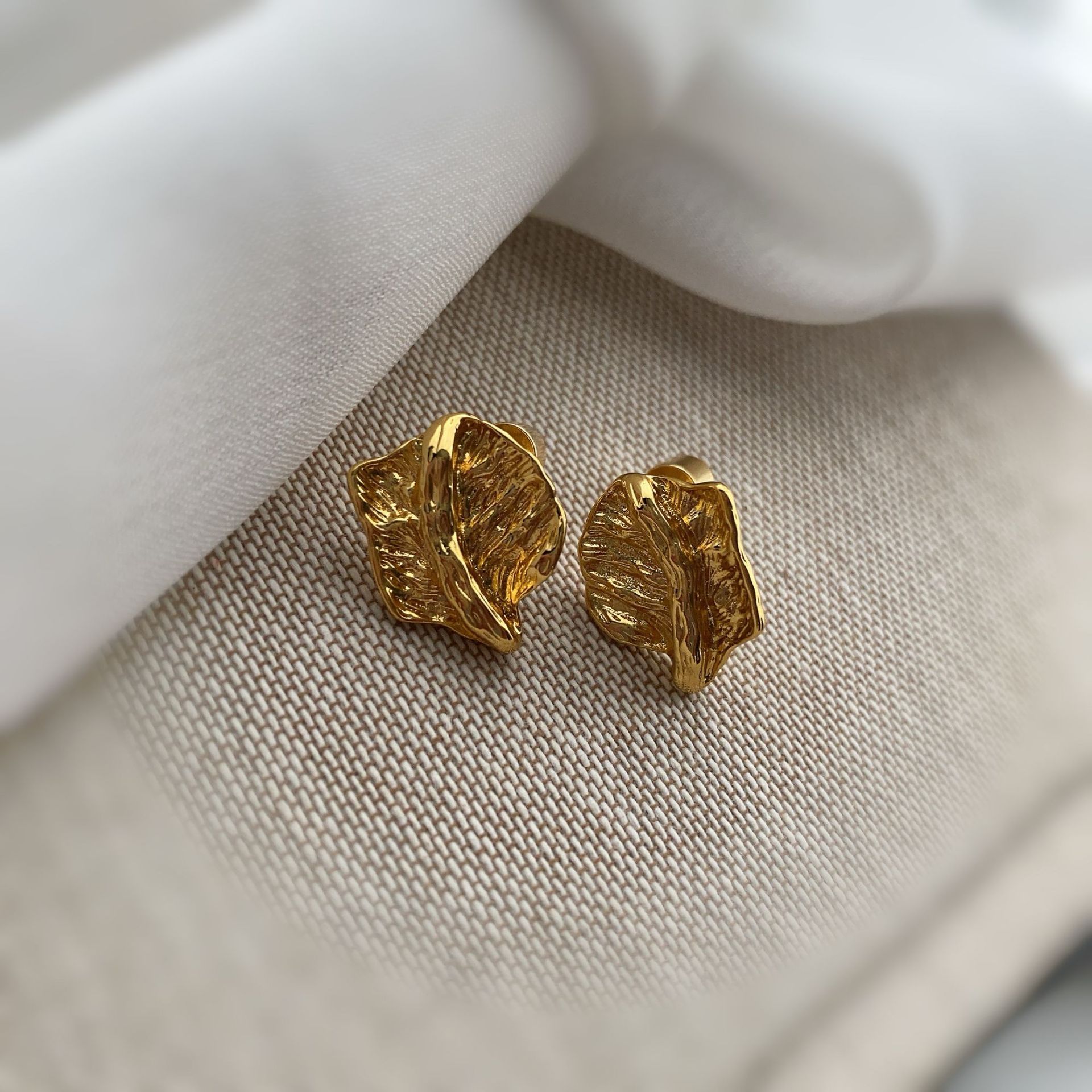铜合金耳饰 【金叶子】金色新款电镀22K真金耳钉不规则肌理纹路感
