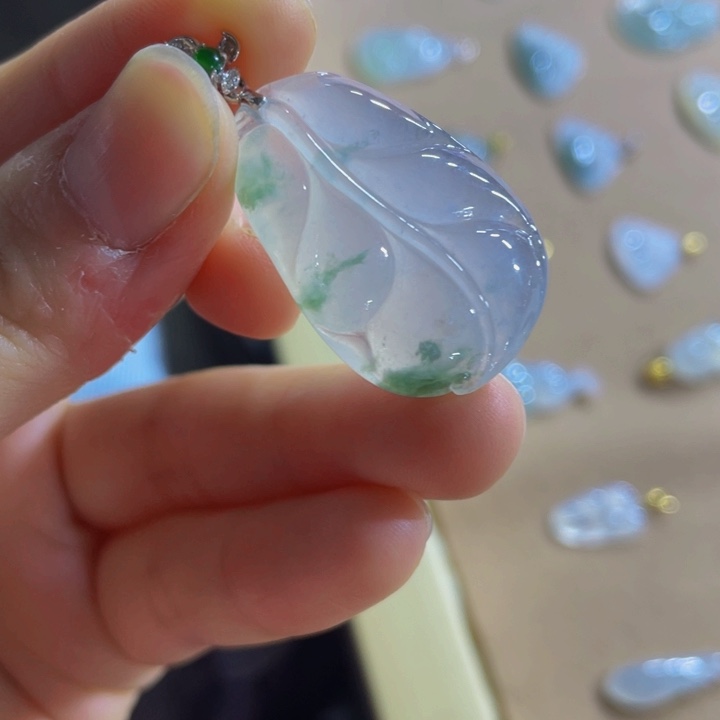 翡翠颈饰未镶嵌天然翡翠叶子吊坠