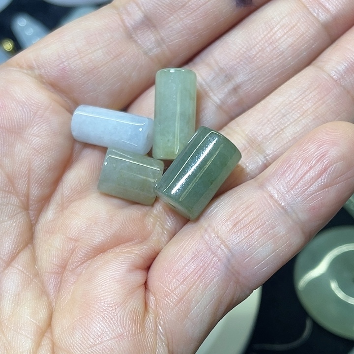 翡翠未镶嵌颈饰桶珠