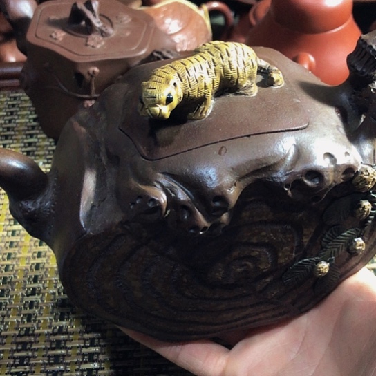 紫砂茶壶原矿泥料手工制作紫砂壶。