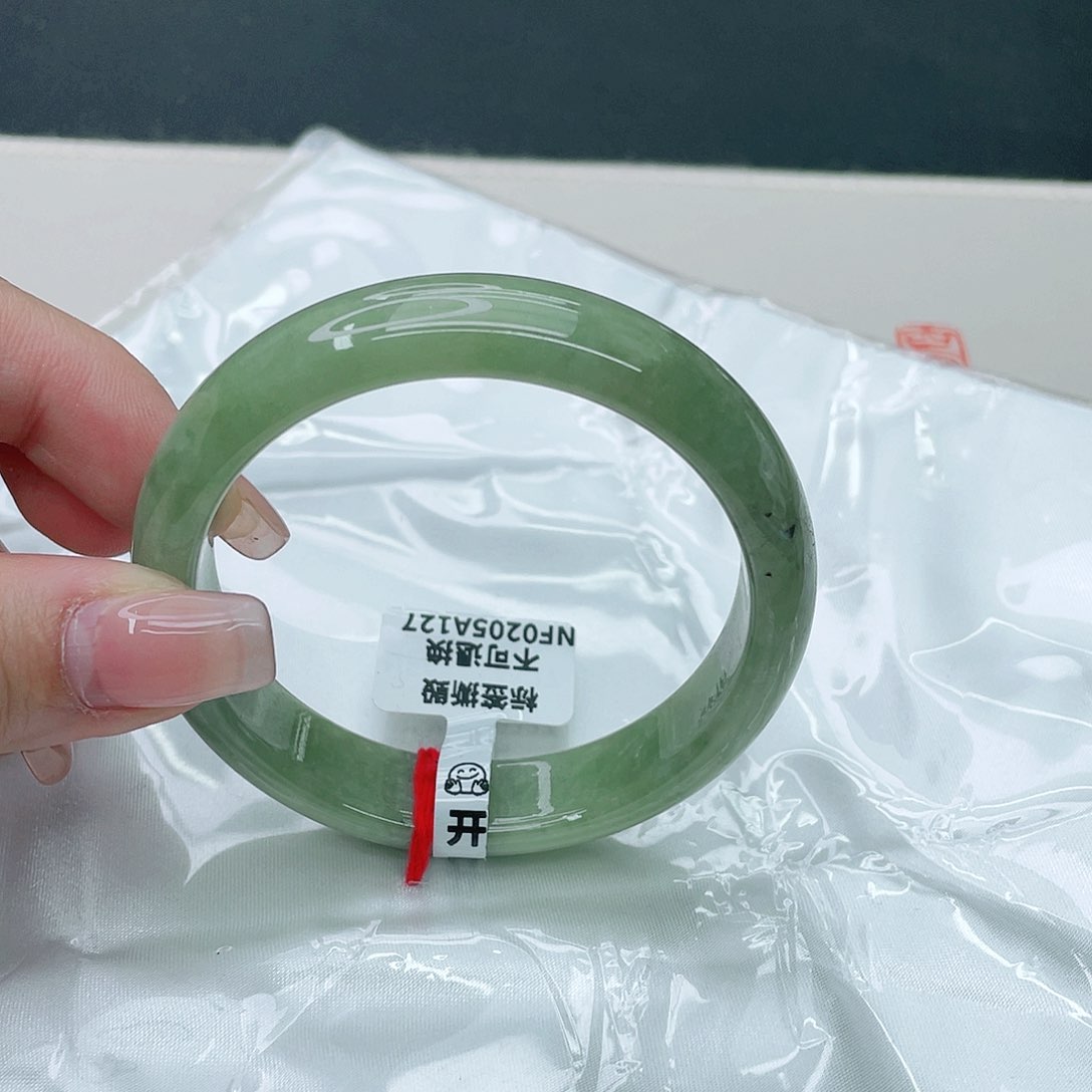 翡翠手镯未镶嵌正57