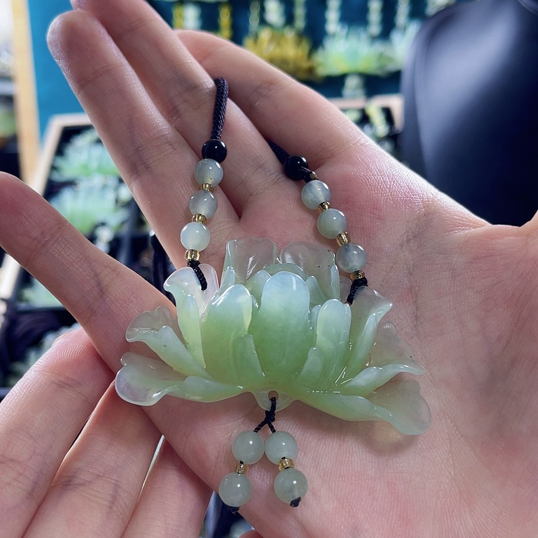 蛇纹石玉颈饰合金