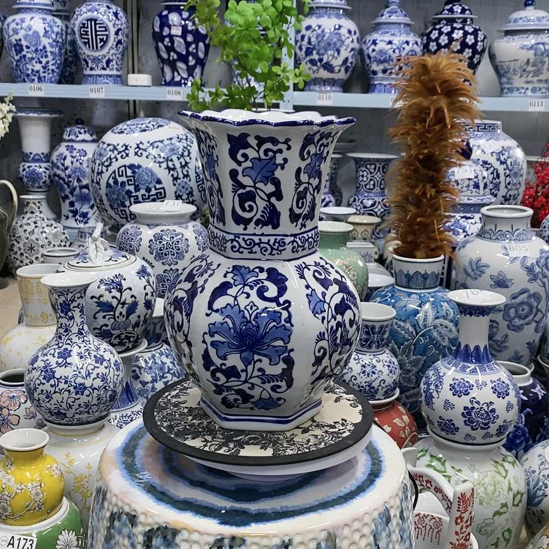 【闪购商品】摆件缠枝莲花瓶瓷器器………………………………