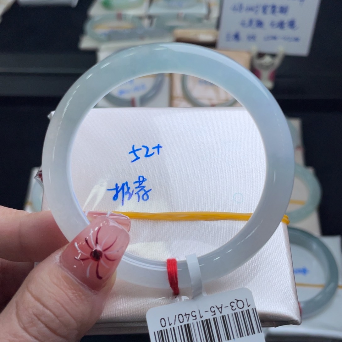 翡翠手镯未镶嵌翡翠手镯