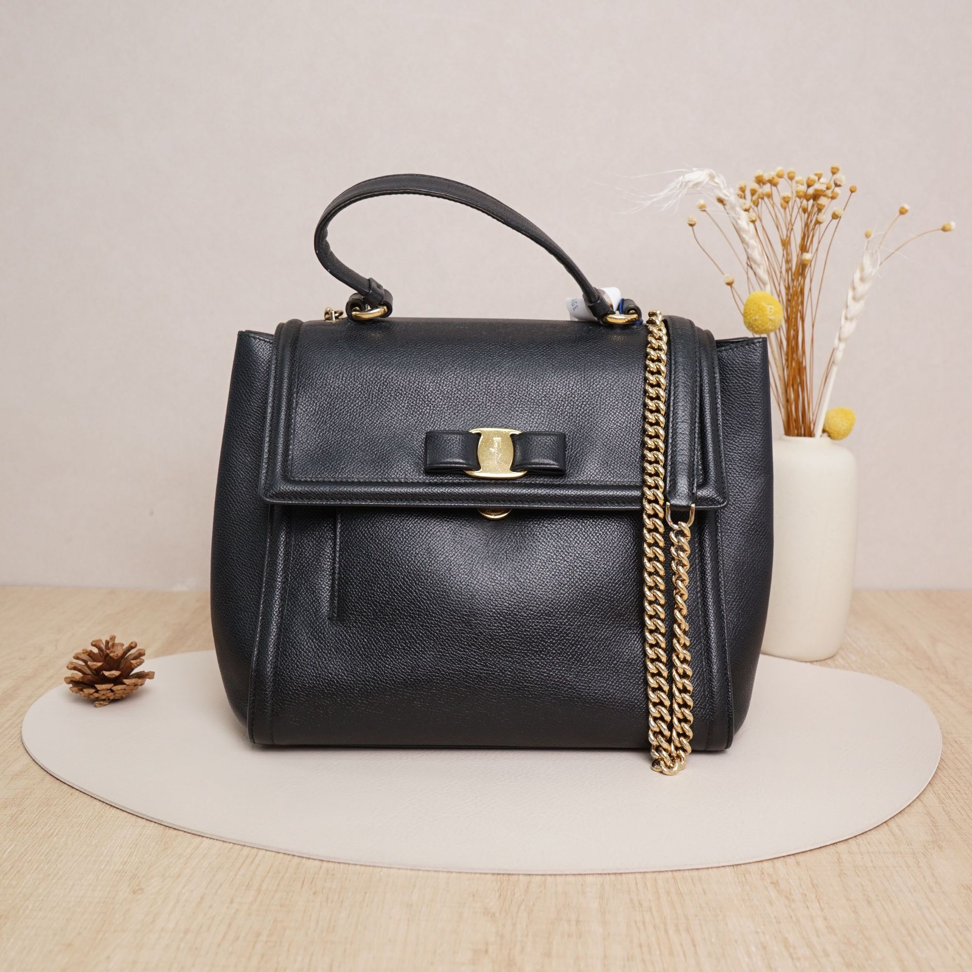 95新 FERRAGAMO/菲拉格慕 蝴蝶结斜挎包黑金牛皮/DS036705